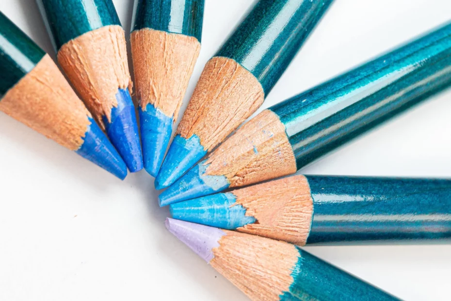 coloured pencils in circle